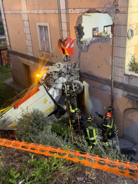 Un camion dei rifiuti si schianta in una casa | Rivelato il motivo sconvolgente che nessuno avrebbe mai immaginato!