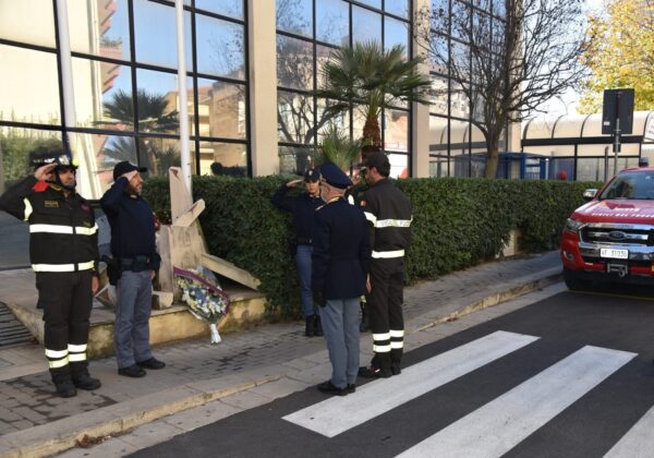 Vigili del Fuoco omaggiano l'agente della Polizia scomparso | Un gesto di solidarietà che lascia senza parole!