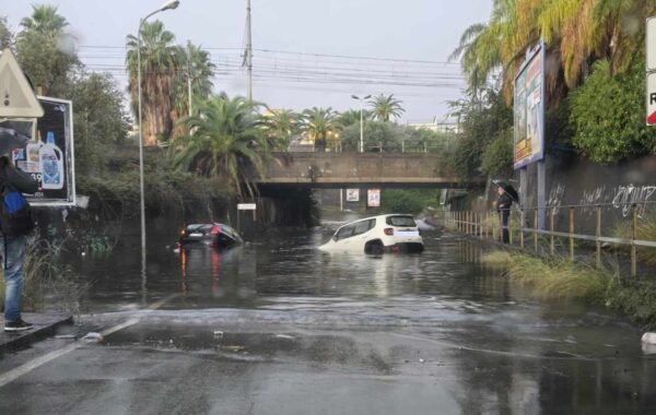 Sicilia sommersa dal maltempo | A Giarre e Riposto strade trasformate in fiumi e soccorsi senza sosta